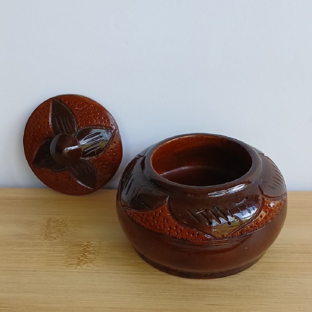 Small carved wood trinket bowl with lid - Picture 6 of 10